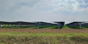 Erste Agri-PV-Anlage mit Trackersystem für Bahnstrom in Betrieb