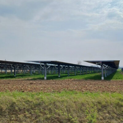 Erste Agri-PV-Anlage mit Trackersystem für Bahnstrom in Betrieb
